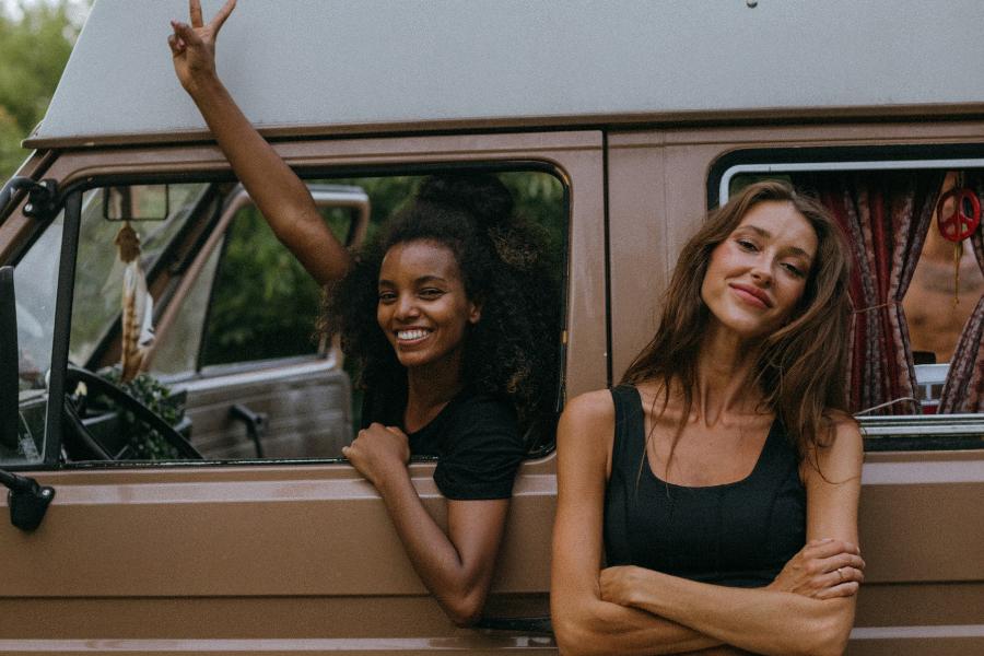 5 Zodiak yang Cocok Jadi Travel Vlogger, Punya Jiwa Petualang!