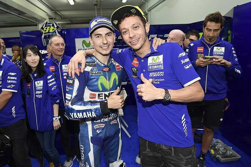 Akhirnya Pensiun, 6 Unggahan Para Rival Bersama Valentino Rossi