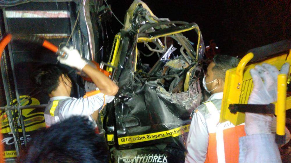 Kendaraan truk ringsek usai menabrak tronton di Tol Jombang. IDN Times/Istimewa'