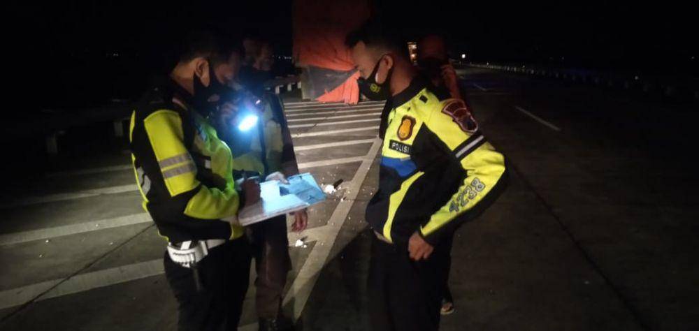 Petugas kepolisian olah TKP Kecelakaan di Tol Jombang. IDN Times/Istimeea
