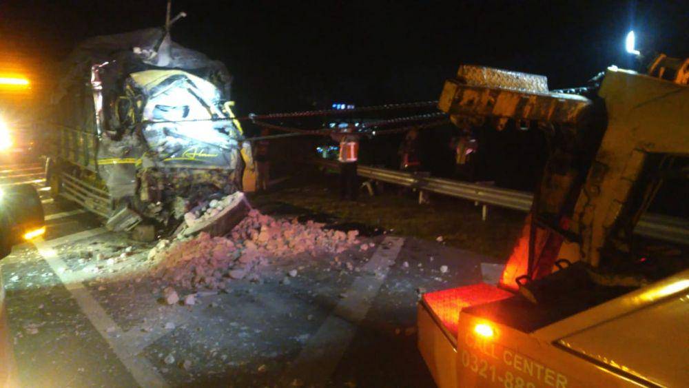 Kendaraan truk ringsek usai menabrak tronton di Tol Jombang. IDN Times/Istimewa'
