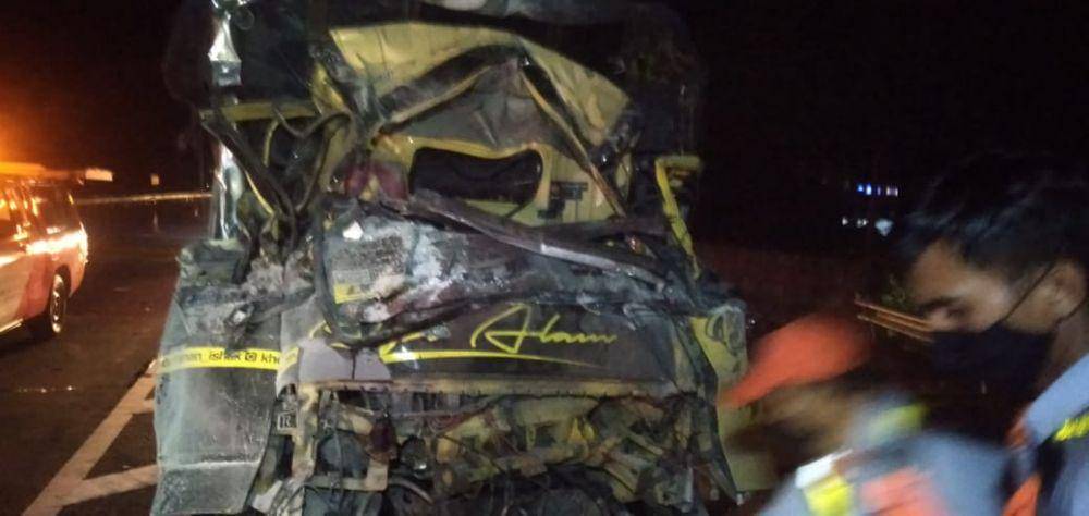 Kendaraan truk ringsek usai menabrak tronton di Tol Jombang. IDN Times/Dok. Satlantas Polres Jombang