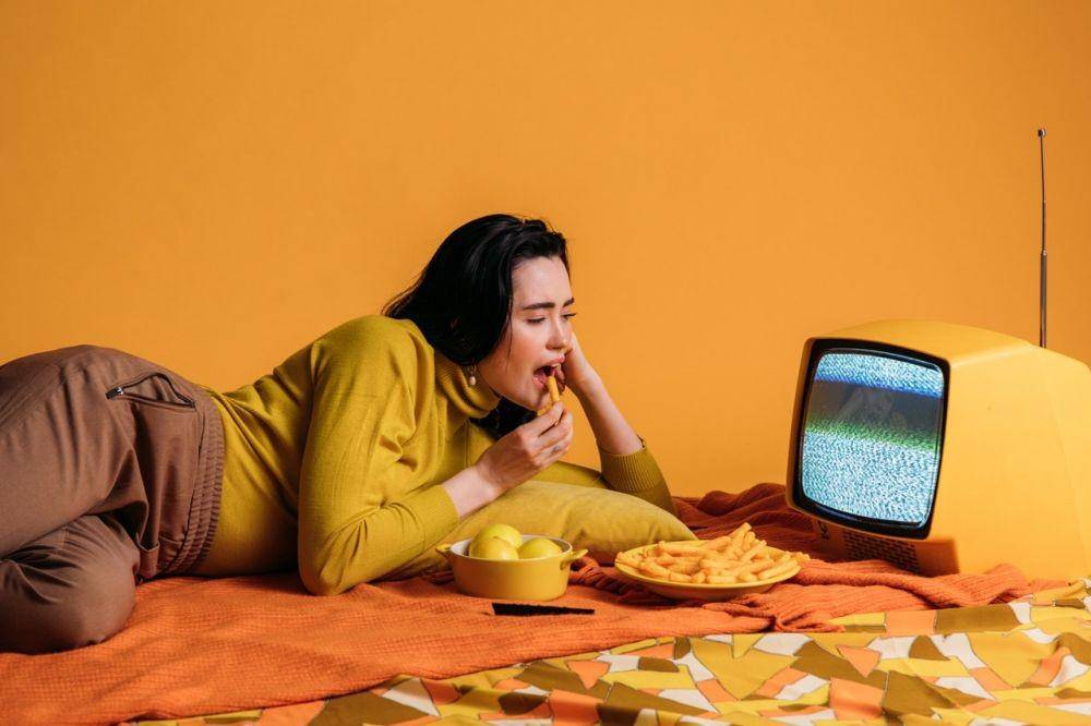 ilustrasi menonton TV (pexels.com/KoolShooters)