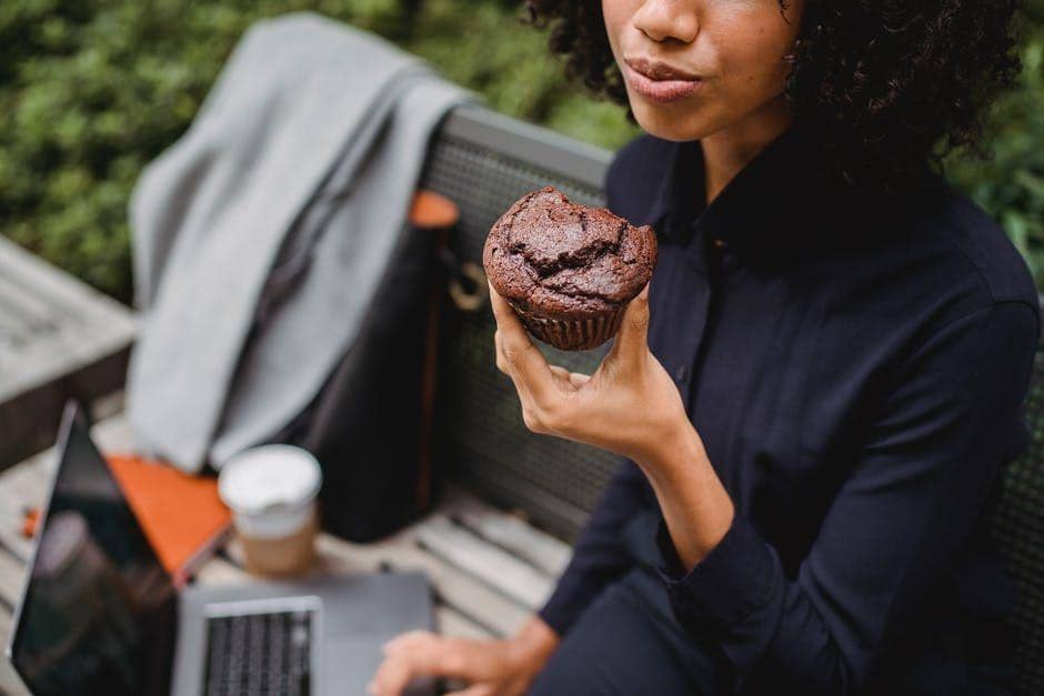 Ilustrasi bekerja sambil menikmati kue (pexels.com/roberto-hund)