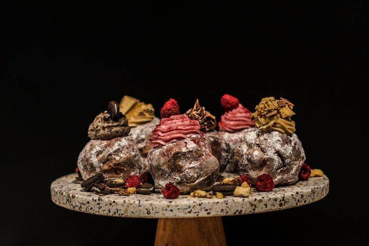 ilustrasi doughnut ice cream sandwich (unsplash.com/mae black)
