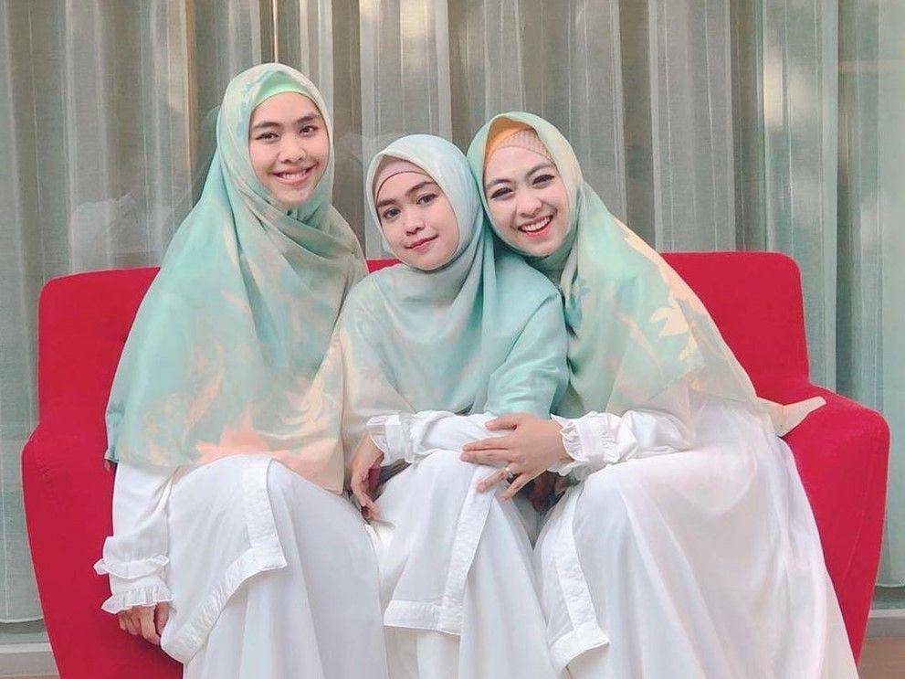 potret Oki Setiana Dewi dan adik pakai baju senada (instagram.com/okisetianadewi)