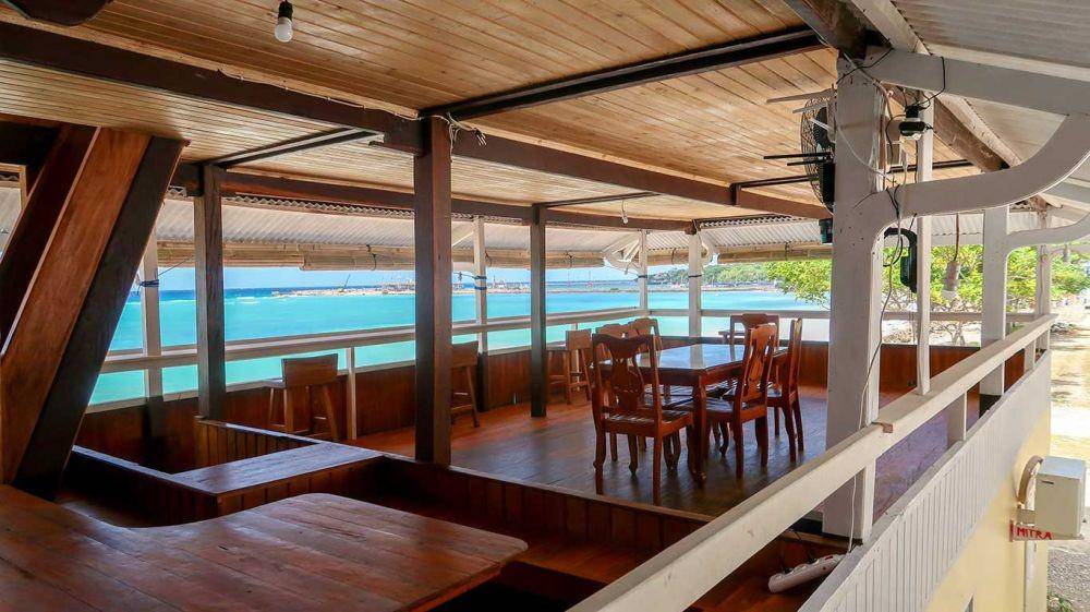 Pemandangan Phinisi Hostel Bira, salah satu penginapan yang beroperasi di kawasan wisata Pantai Panrang Luhu di Kabupaten Bulukumba. (Dok. Phinisi Hostel Bira)