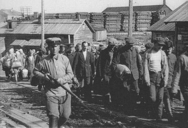 Para tahanan Gulag Soviet. (listverse.com)