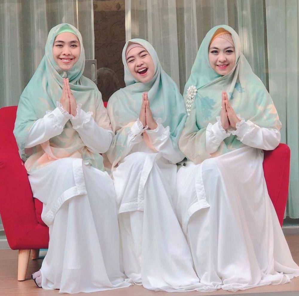 potret Oki Setiana Dewi dan adik pakai baju senada (instagram.com/okisetianadewi)
