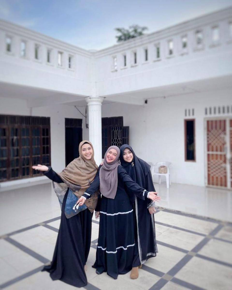 potret Oki Setiana Dewi dan adik pakai baju senada (instagram.com/okisetianadewi)