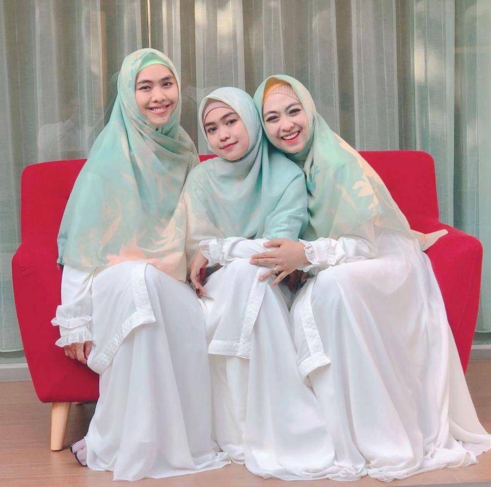 potret Oki Setiana Dewi dan adik pakai baju senada (instagram.com/okisetianadewi)