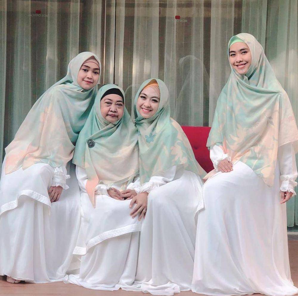 potret Oki Setiana Dewi dan adik pakai baju senada (instagram.com/okisetianadewi)