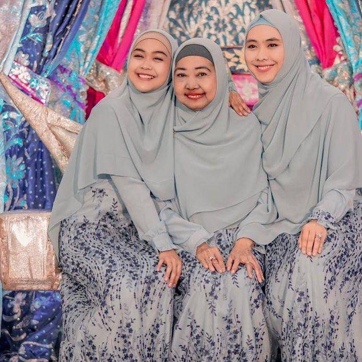 potret Oki Setiana Dewi dan adik beserta ibu pakai baju senada (instagram.com/okisetianadewi)