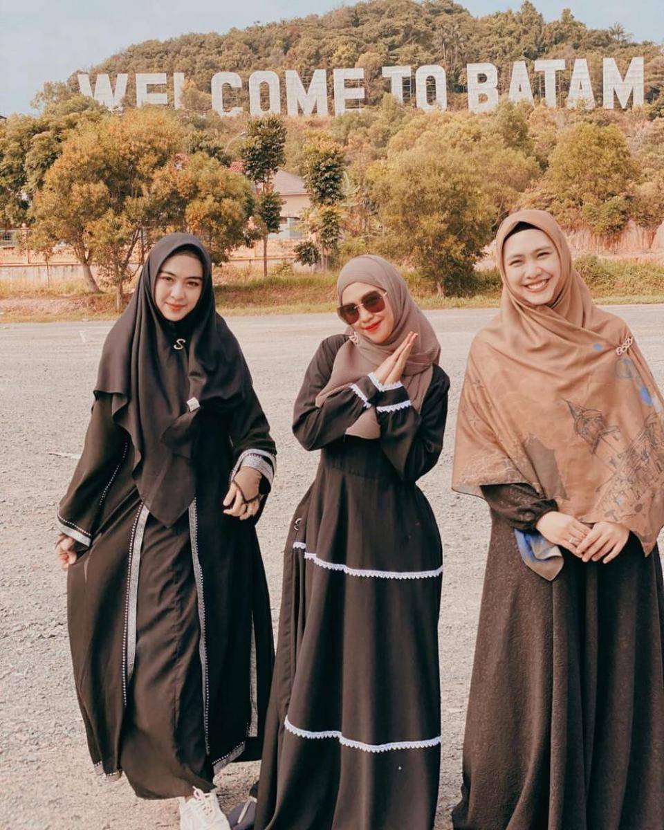 potret Oki Setiana Dewi dan adik pakai baju senada (instagram.com/okisetianadewi)