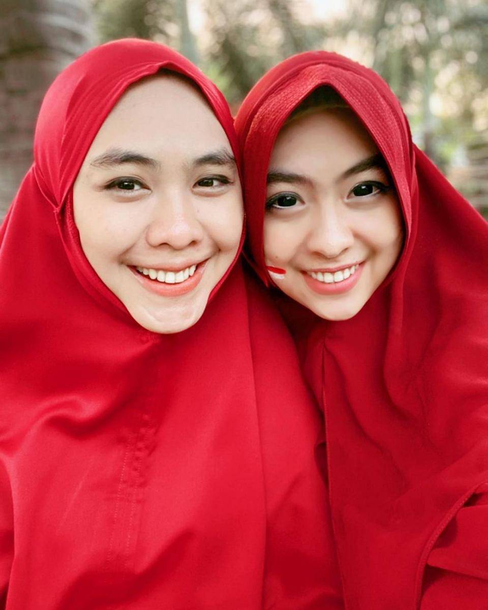 potret Oki Setiana Dewi dan adik pakai baju senada. (instagram.com/dr.shindyputri_)
