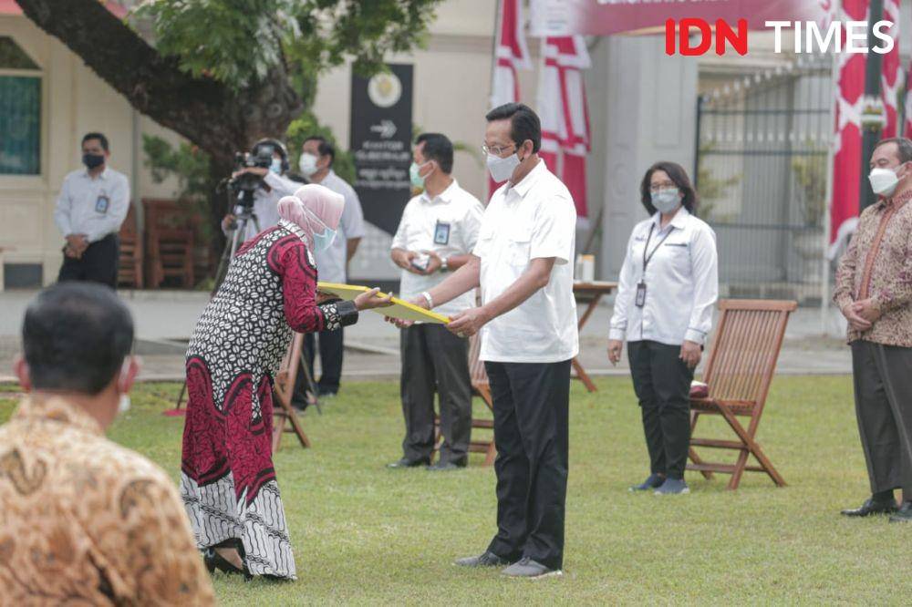 Sultan Serahkan BKK Hasil Realokasi Danais untuk Desa di DIY