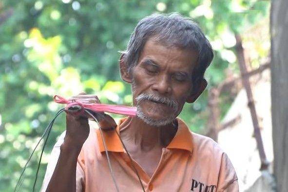 Abah Ajat yang sudah puluhan tahun berjualan rujak tumbuk keliling di Jakarta. (instagram.com/partners_in_goodness)