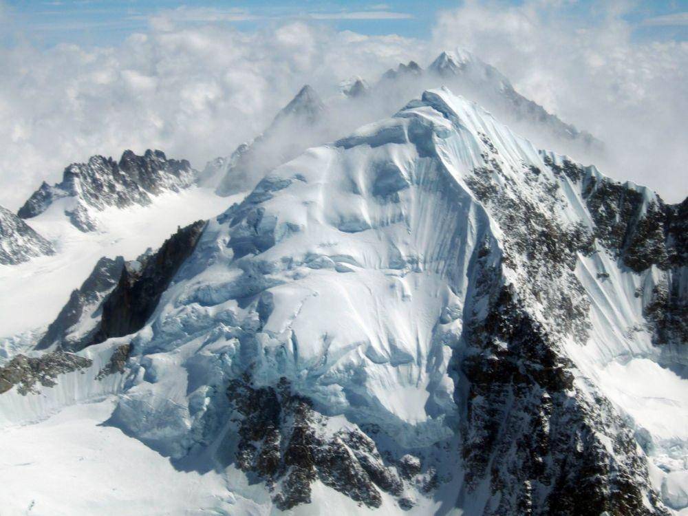 Gunung Hkakabo Razi, Myanmar (pinterest.com/humanandnatural)