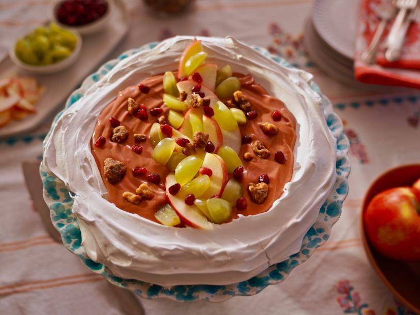 ilustrasi pomegranate and cardamom pavlova (foodnetwork.com/Molly Yeh)