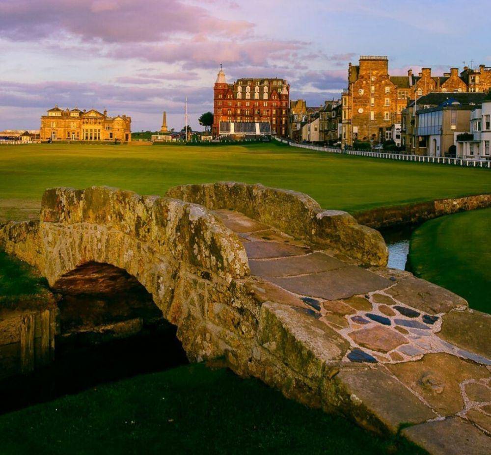 Swilcan Bridge (instagram.com/travellingthefairways)