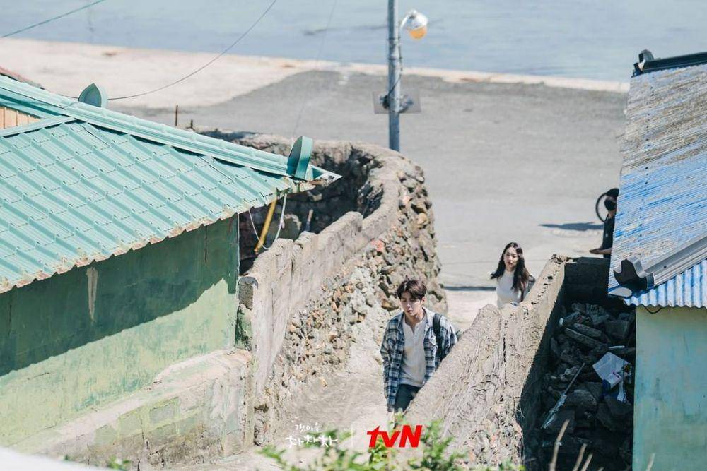 potret Shin Min Ah dan Kim Seon Ho dalam still cut drama "Hometown Cha Cha Cha" (instagram.com/tvndrama.official)