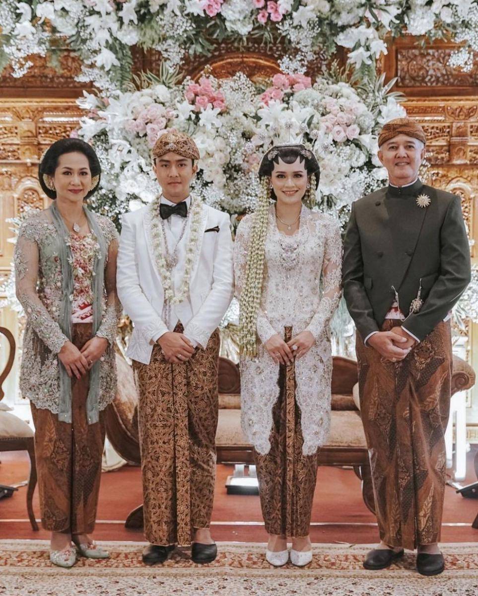 Adu Gaya Kebaya Twinda Rarasati Vs Ayu Dyah Pasha (instagram.com/twindararasati | instagram.com/ayu.dyah.pasha)