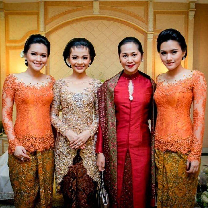 Adu Gaya Kebaya Twinda Rarasati Vs Ayu Dyah Pasha (instagram.com/twindararasati | instagram.com/ayu.dyah.pasha)