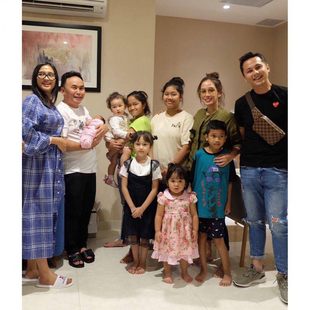 Ussy Sulistiawaty saat silahturahmi dengan mantan suami. (instagram.com/ussypratama)
