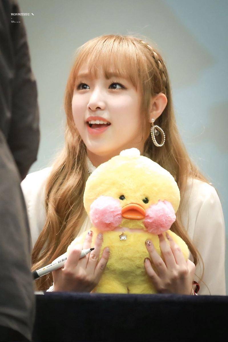 Choi Yena (twitter.com/annyeongzhk_cyn)