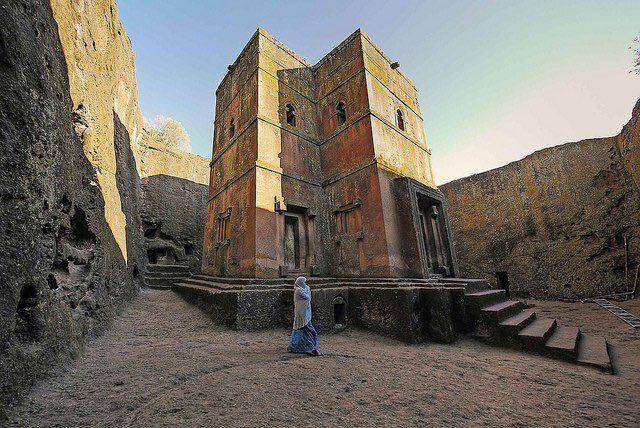 Salah satu gereja yang diukir dari batu, warisan budaya dunia yang diakui oleh UNESCO di kota Lalibela, Ethiopia. (Twitter.com/Dr. Malinda S. Smith)