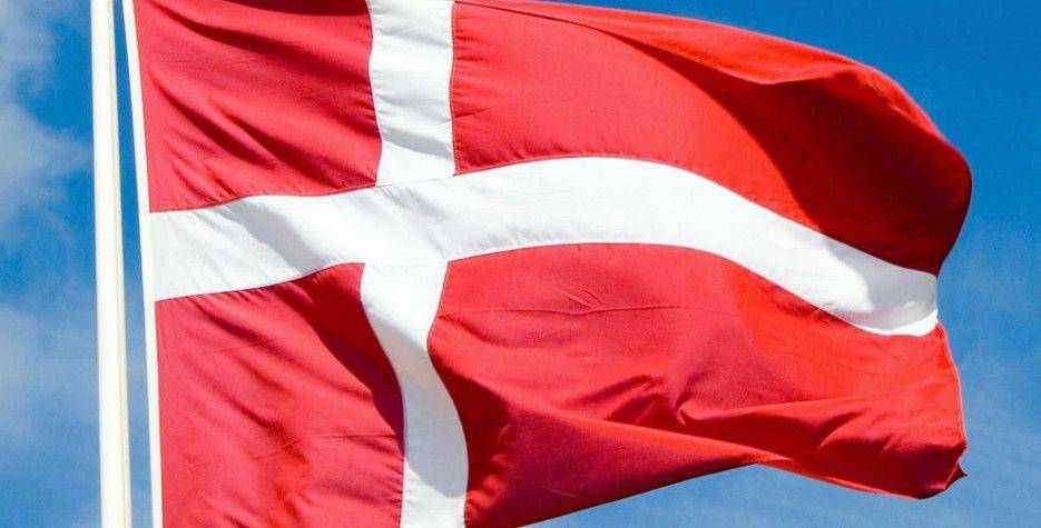 ilustrasi bendera Denmark (thereisadayforthat.com)