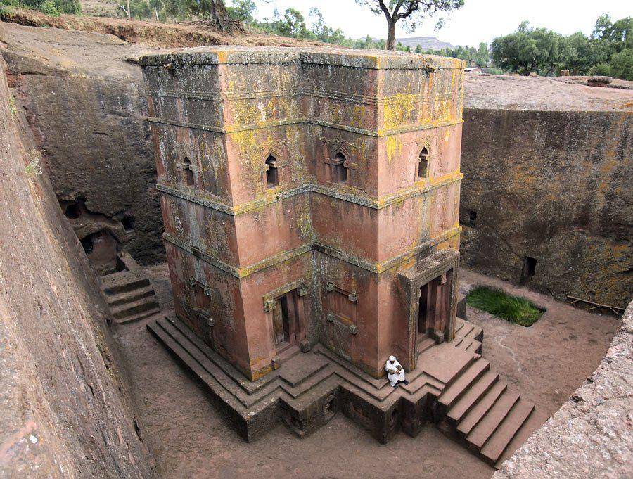 Salah satu gereja yang dipahat dari batu di kota Lalibela. (Twitter.com/Aardvark Safaris)
