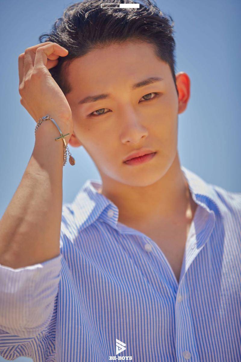 Hamin BZ-BOYS di foto teaser album CONTRAST (twitter.com/bz_boys)