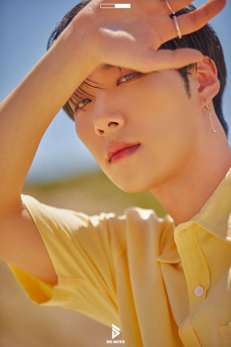 Taewoong BZ-BOYS di foto teaser album CONTRAST (twitter.com/bz_boys)