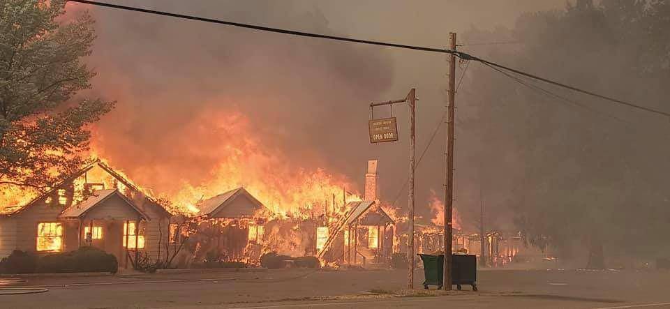 Kota kecil Greenville di California yang terbakar oleh Dixie Fire. (Twitter.com/salsa verde)