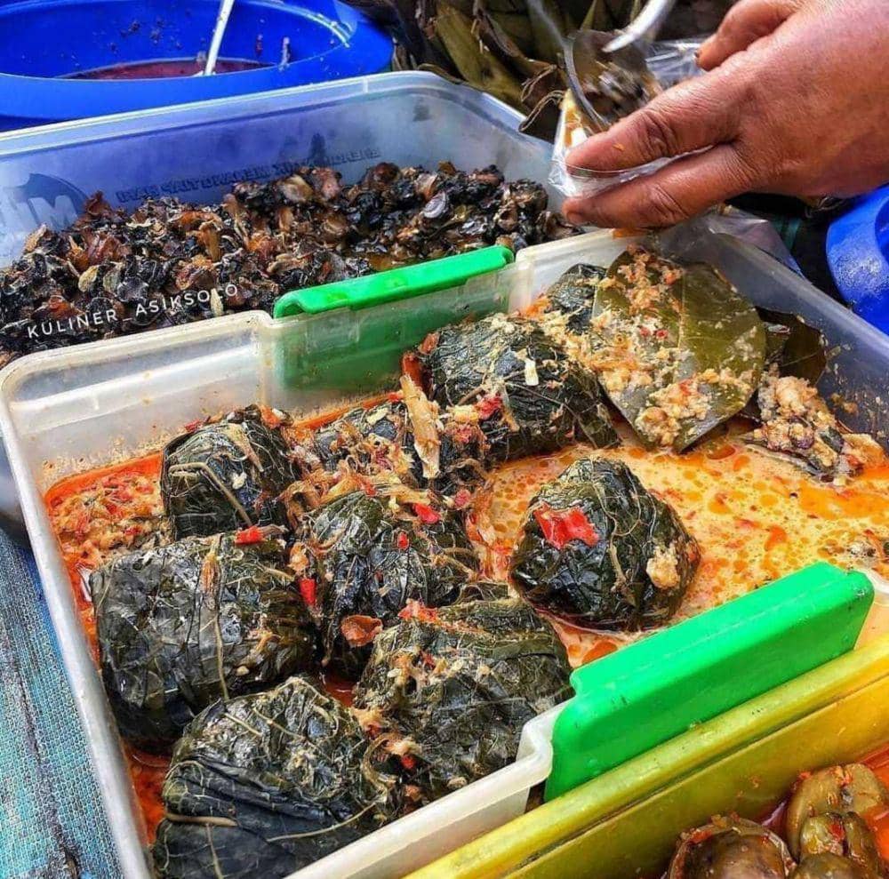 Buntil (instagram.com/kuliner_asiksolo)