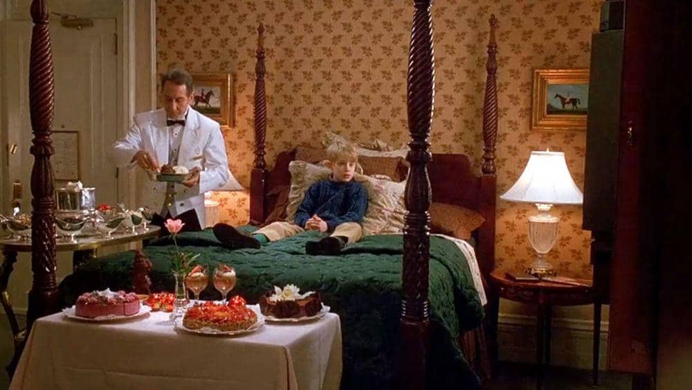 potret Kevin McCallister di Plaza Hotel (eater.com)