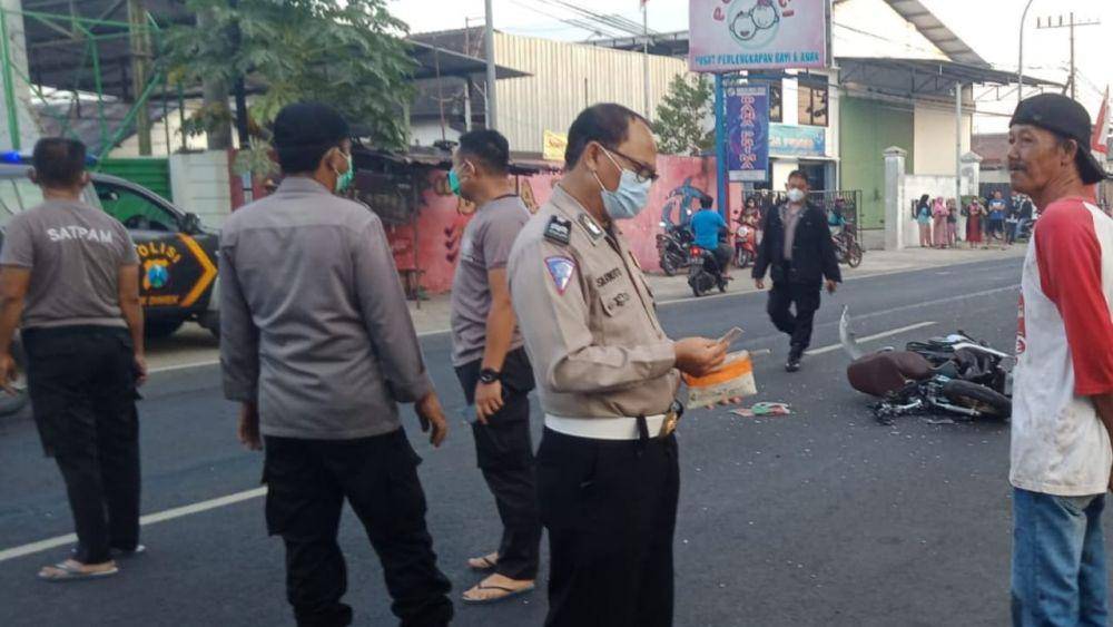 Olah TKP Kecelakaan di jalan raya Mojosongo Jombang. IDN Times/Dok. Satlantas Polres Jombang