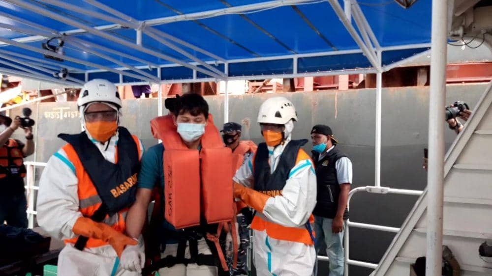 Proses evakuasi medis yang dilakukan Tim SAR Kelas A Banda Aceh terhadap salah seorang kru kapal kargo ST Peter yang alami sakit (IDN Times/Humas Tim SAR Kelas A Banda Aceh)