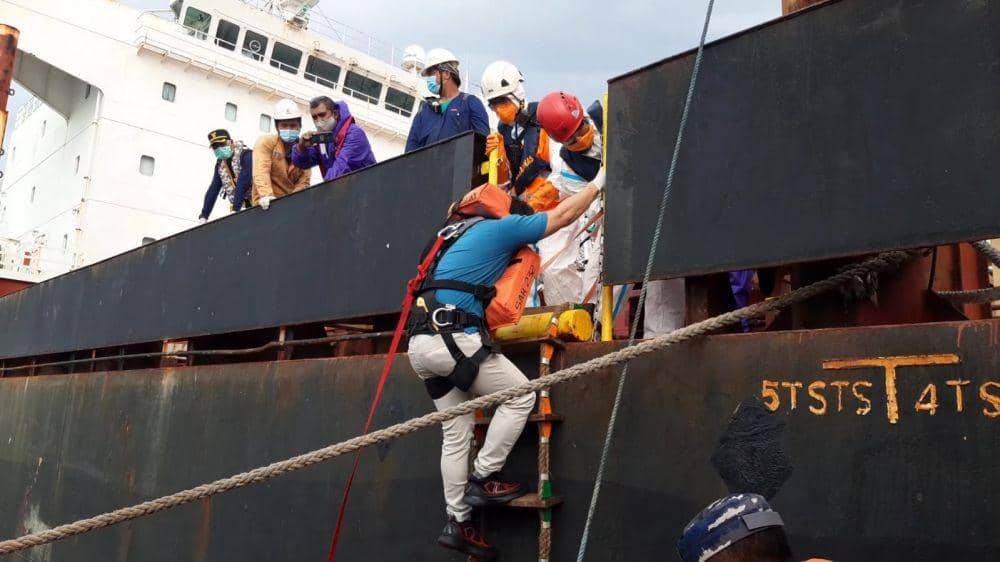 Proses evakuasi medis yang dilakukan Tim SAR Kelas A Banda Aceh terhadap salah seorang kru kapal kargo ST Peter yang alami sakit (IDN Times/Humas Tim SAR Kelas A Banda Aceh)