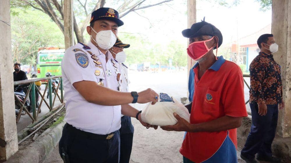Bantuan sosial bagi masyarakat sekitar terminal (IDN Times/BPTD VII Sumsel-Babel)