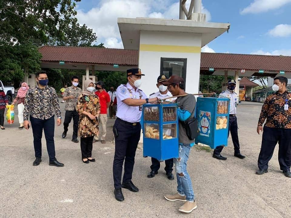 Bantuan sosial bagi masyarakat sekitar terminal (IDN Times/BPTD VII Sumsel-Babel)