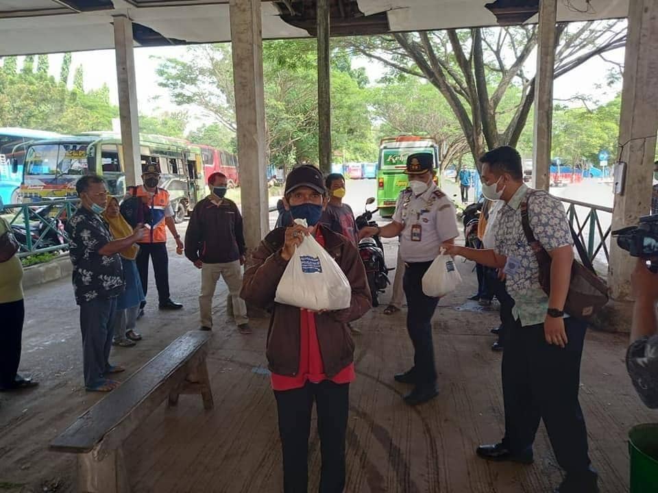 Karyawan BPTD VII Patungan Salurkan Sembako ke Puluhan Warga Palembang