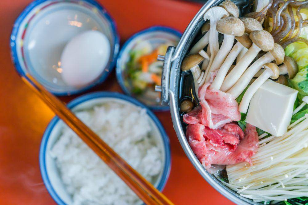 ilustrasi sukiyaki (freepik.com/jannoon028)