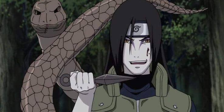 Orochimaru mengenakan pelindung kepala ninja dan rompi hijau sambil memegang kunai, dengan ular besar melingkar di bahunya di tengah hutan.