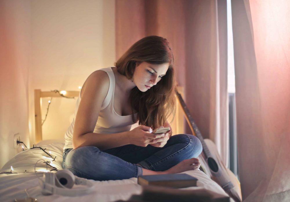 Bukan Tertarik, 4 Tanda Gebetan Cuma Chat Karena Lagi Kesepian