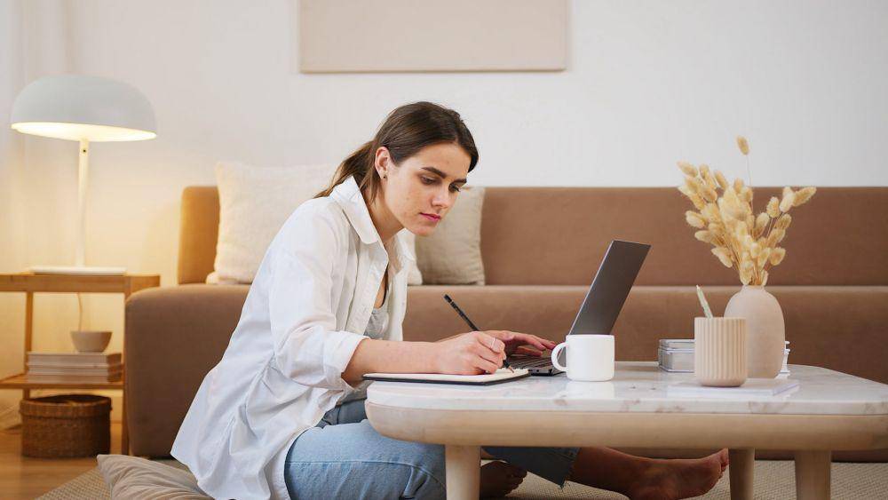 ilustrasi bekerja menggunakan laptop. (pexels.com/Artem Podrez)