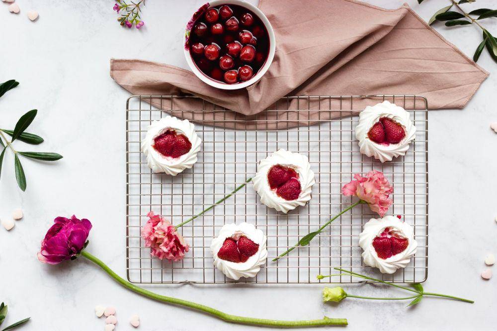 ilustrasi cherry cardamom pavlova (pexels.com/Visual Stories || Micheile)