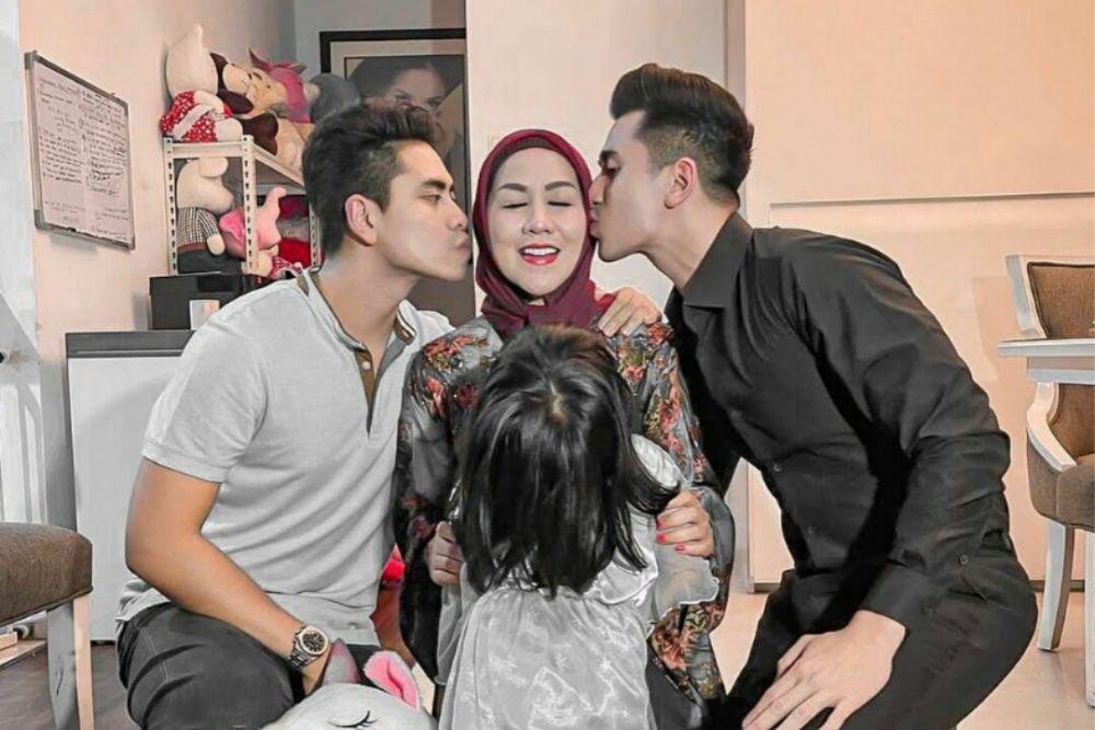 Saling Sayang, 9 Potret Artis yang Berpose Mencium Sang Ibu
