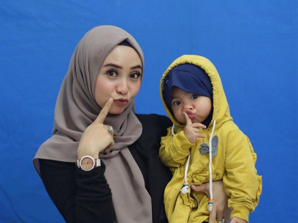 Ibu 1 Anak, 10 Potret Awet Muda Ega Noviantika bak Masih ABG